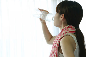 水を飲む