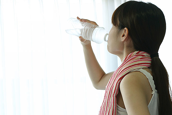 水を飲む