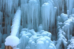 湧水広場の「氷瀑」